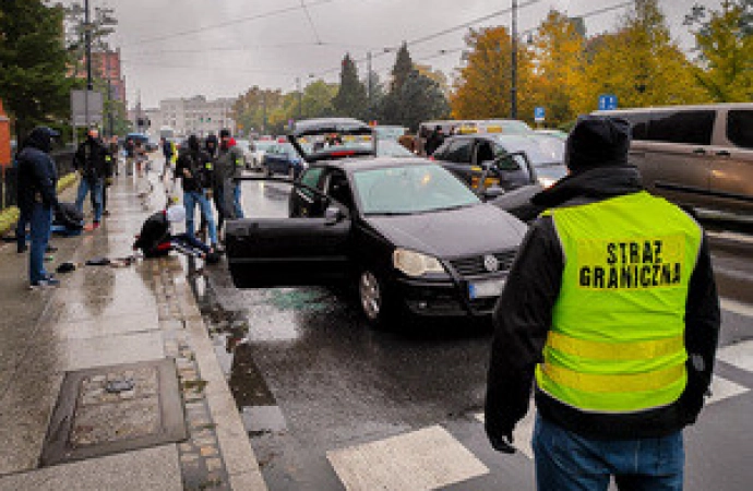 {Funkcjonariusze z Warmińsko-Mazurskiego Oddziału Straży Granicznej wspólnie z policjantami i przy wsparciu kontrterrorystów rozbili zorganizowaną grupę przestępczą.}